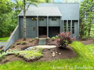 410 Greentree Ln NE, Ada, MI 49301