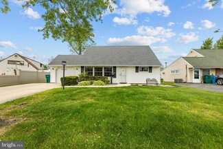 15 Iris Rd, Levittown, PA 19057