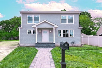 559 Ash Ct, Uniondale, NY 11553