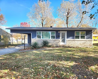220 S Oak Ave, Aurora, MO 65605