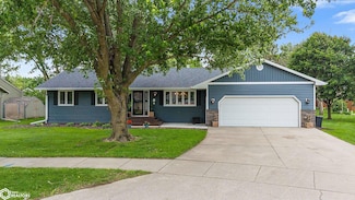 8 Williamsburg Cir, Mason City, IA 50401