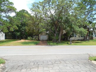 22 Shalimar Dr, Shalimar, FL 32579