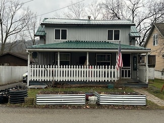 816 Harmony Fisher Ave, Ellwood City, PA 16117