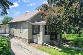 829 6th St, Menasha, WI 54952