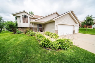 730 9th St SW, Pine Island, MN 55963