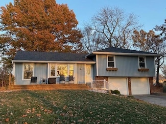 105 Tuscarora Ln, Greenwood, MO 64034