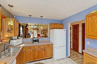 112 Meadowbrook Dr, Slingerlands, NY 12159