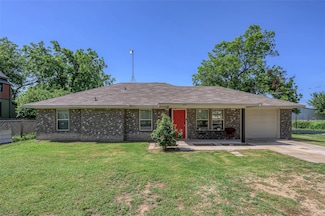 300 Pecan St, Honey Grove, TX 75446