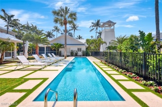 67 8th Ave S, Naples, FL 34102