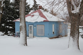 211 W 4th St, Colome, SD 57528