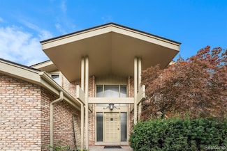 2189 Colony Club Ct, West Bloomfield, MI 48322