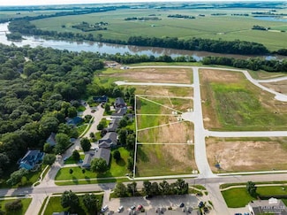 2010 Arbor Ln, Wamego, KS 66547