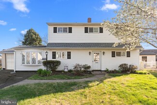 61 Northcourt Ln, Levittown, PA 19054