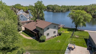 219 Lakeside Dr, Grand Island, NE 68801