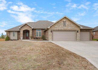 1560 S Hedgewood Dr, Bolivar, MO 65613