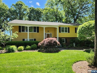 10 Lyncrest Dr, Paramus, NJ 07652