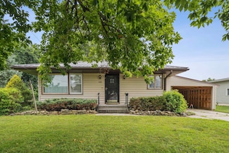208 4th Ave NE, Waukon, IA 52172
