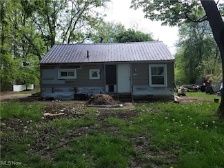 2913 Warren Dr, Uniontown, OH 44685
