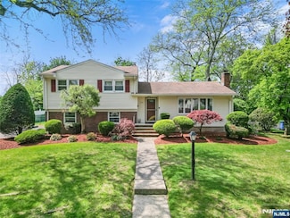 214 Wilsey Ct, Paramus, NJ 07652