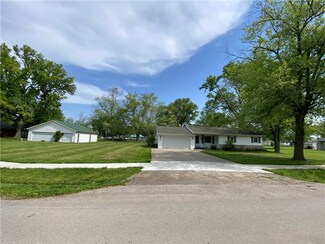 650 E 6th St, Neoga, IL 62447