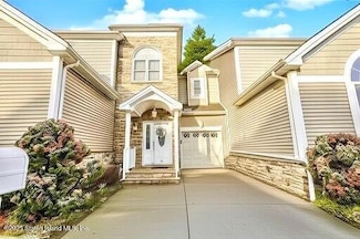 70 Topside Ln, Staten Island, NY 10309