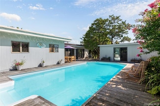 31 Laurel Ave, Ocean Beach, NY 11770