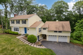 19 W Hills Rd, Ivoryton, CT 06442