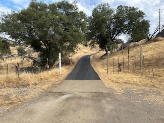 1 Hummingbird Ln, Yokuts Valley, CA 93675