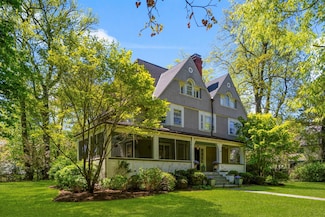 989 Edgewood Ave, Pelham, NY 10803