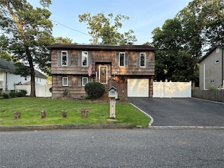 179 Clinton Ave, East Patchogue, NY 11772
