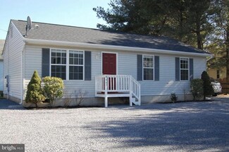 8467 Clover Ct, Marshall, VA 20115