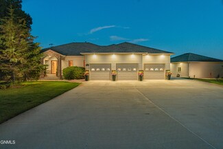 8433 Red Oak Dr, Bismarck, ND 58501