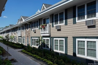 333 Candee Ave Unit A6, Sayville, NY 11782
