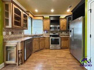 321 Manchester Ln, Byron, GA 31008