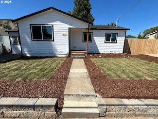441 NE Johnson St, Myrtle Creek, OR 97457