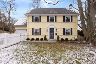 17 Oakland St, Wellesley Hills, MA 02481