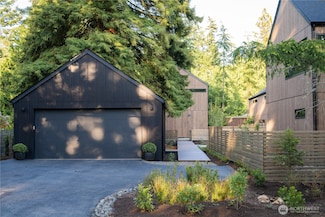 640 Park Ave NE, Bainbridge Island, WA 98110