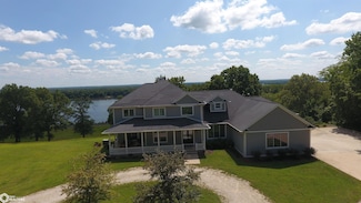 5007 Ferres Ln, Burlington, IA 52601
