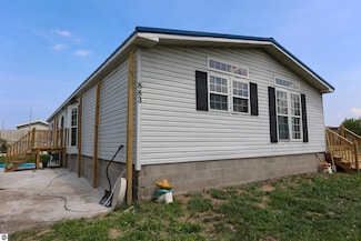 883 Crestwood Ln, Traverse City, MI 49686