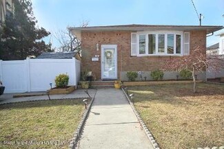 54 Bishop St, Staten Island, NY 10306