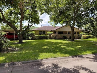 736 Northridge St, Angleton, TX 77515