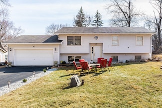 5219 Maplehill Dr, McCullom Lake, IL 60050