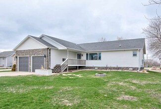 1001 Eloise St, Okoboji, IA 51355