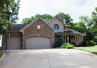 221 Oak Wood Cir, Waverly, IA 50677