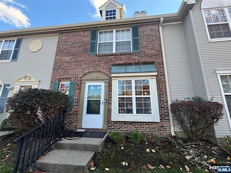 34 Colleen Ct, Kendall Park, NJ 08824