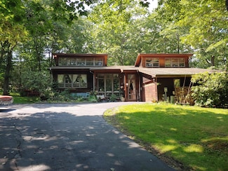 194 Shore Rd, Cape Neddick, ME 03902