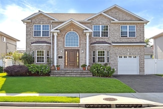 15 Southwood Cir, Syosset, NY 11791