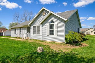 4562 E Country Cove Dr, Syracuse, IN 46567