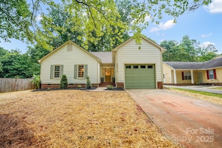 2212 Pinebrook Cir, Charlotte, NC 28208