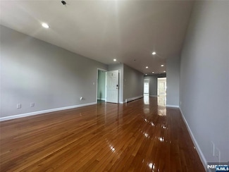 258 Old River Rd, Edgewater, NJ 07020